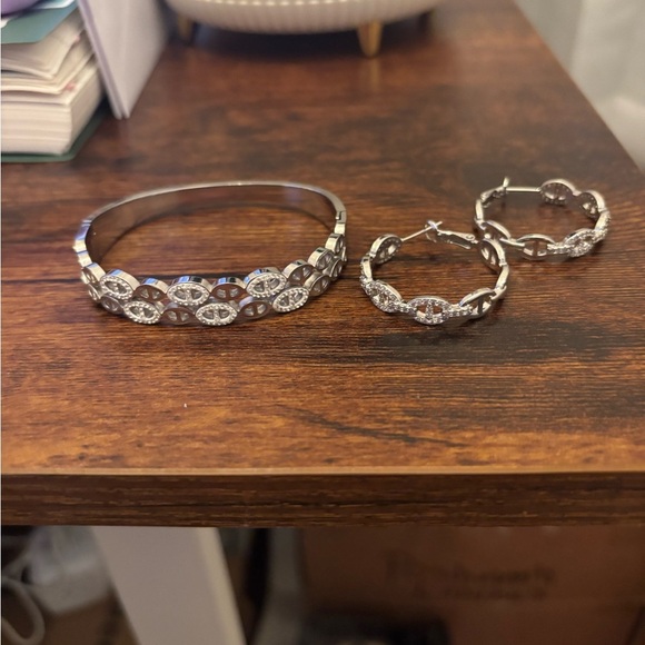 Elegant Silver Bracelet and Earring Set - Picture 2 of 2